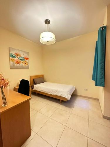 um quarto com uma cama e uma secretária num quarto em Cozy Room with Private Study em Taʼ Xbiex