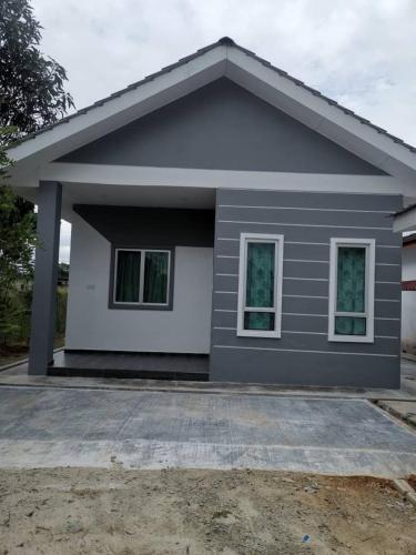 Una pequeña casa se muestra con en Homestay Bajet Cikyah en Kepala Batas