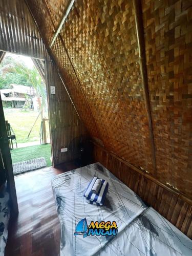 um quarto com uma cama numa parede de tijolos em Enchanting Paraw Resort - Fan Room em Boracay
