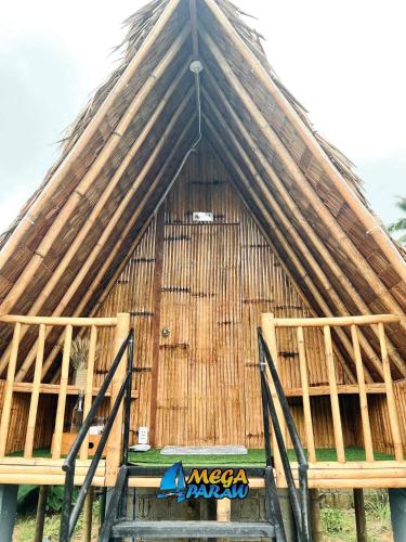 um grande edifício de madeira com telhado de palha em Enchanting Paraw Resort - Fan Room em Boracay