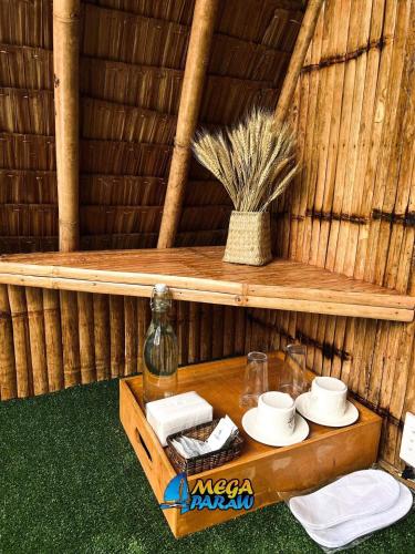 uma cabana de madeira com uma mesa com pratos em Enchanting Paraw Resort - Fan Room em Boracay