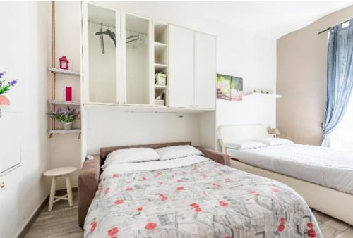 ein Schlafzimmer mit einem Bett und einem weißen Schrank in der Unterkunft Rome sweet home in Rom