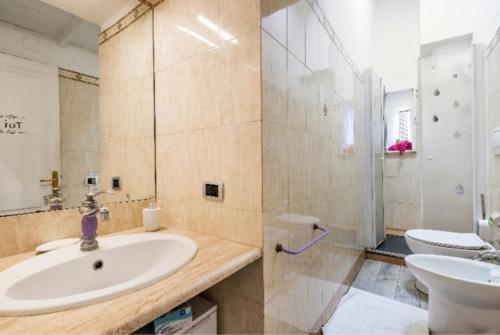 ein Bad mit einem Waschbecken und einem WC in der Unterkunft Rome sweet home in Rom