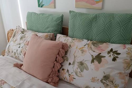 eine Couch mit zwei Kissen drauf mit zwei in der Unterkunft New and Cozy 2 Bedrooms Granny Flat with Aircon & Pool in Baulkham Hills