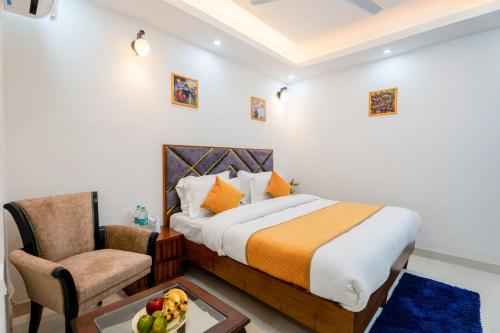 Un pat sau paturi într-o cameră la Plum Tree Hotels