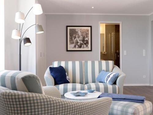 ein Wohnzimmer mit zwei Stühlen und einem Tisch in der Unterkunft Ohlerich Speicher App. 21 in Wismar