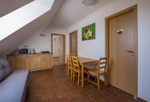 Una cocina o cocineta en Dobosi Vendégház