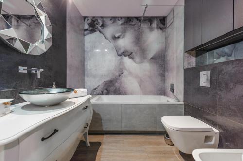 La salle de bains est pourvue d'un lavabo et d'une baignoire. dans l'établissement La Bagatelle by Baltica Apartments + parking, à Sopot