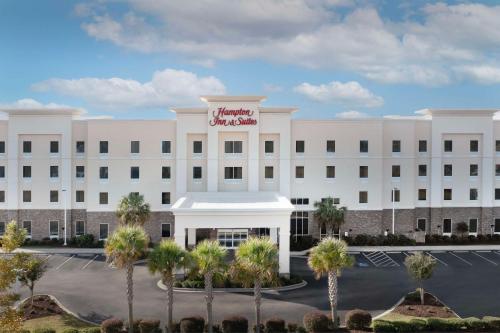 um grande edifício branco com um cartaz em Hampton Inn & Suites Orangeburg, SC em Orangeburg