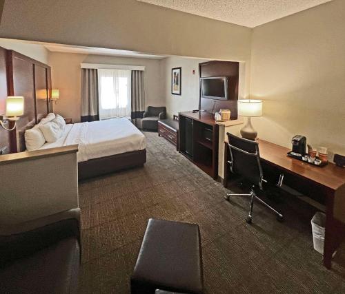 een hotelkamer met een bed en een bureau bij Comfort Suites Peoria Sports Complex in Peoria