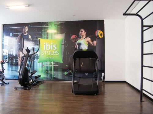 ibis Styles Tres Riosにあるフィットネスセンターまたはフィットネス設備