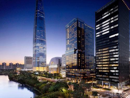 panoramę miasta z wysokimi budynkami i rzeką w obiekcie Sofitel Ambassador Seoul Hotel & Serviced Residences w Seulu