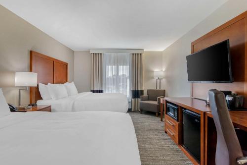 Comfort Inn & Suites Brunswick I-95にあるベッド