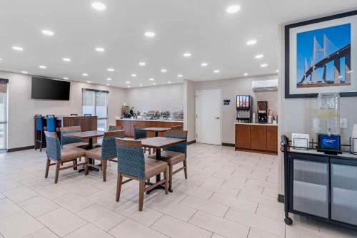 Comfort Inn & Suites Brunswick I-95にあるキッチンまたは簡易キッチン