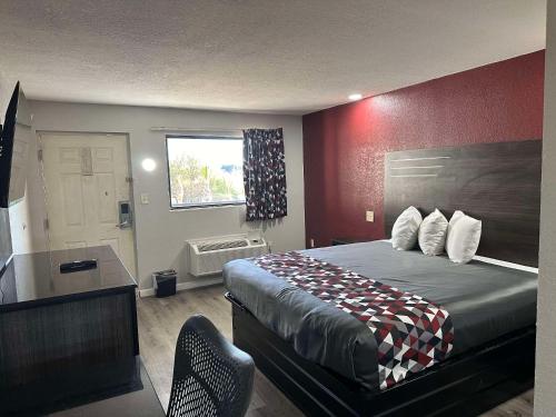 En eller flere senge i et værelse på Rodeway Inn Jonesboro - Atlanta South