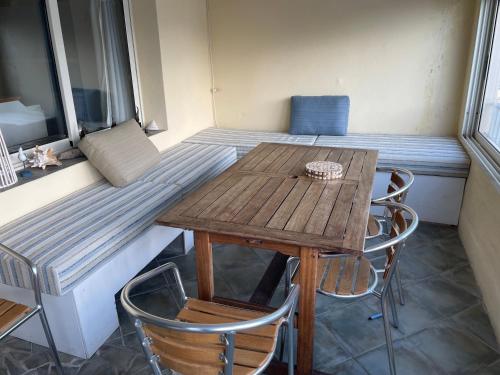 Cette chambre comprend une petite table et des chaises. dans l'établissement Sur le port face à la citadelle, à Bonifacio