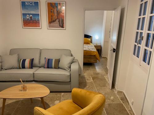 un salon avec un canapé et une table dans l'établissement Vieux-Nice 3 pièces confortable et calme, à Nice