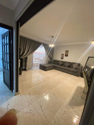 ein Wohnzimmer mit einer Couch und einem Fenster in der Unterkunft Corniche Glimpse in Alexandria