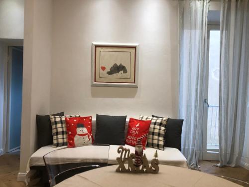 a living room with a couch and a window at sonnino house in Pisa