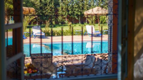 Výhled na bazén z ubytování Villa Alhambra Rouge nebo okolí