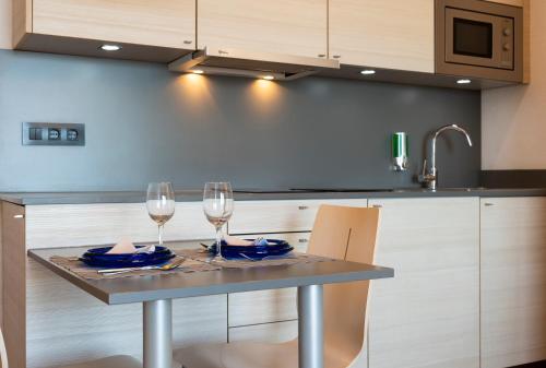Kuchyň nebo kuchyňský kout v ubytování Almirall Apartaments