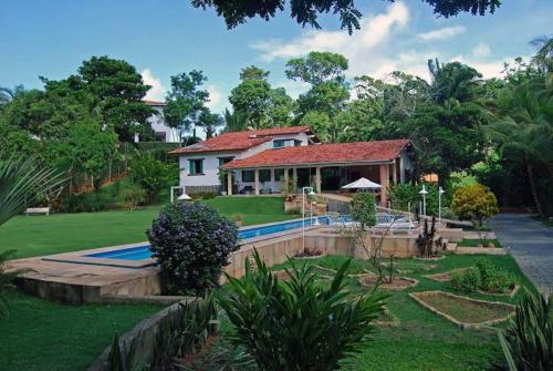 a house with a swimming pool in a yard at Total confort in Porto Alegre
