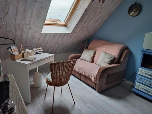 - un salon avec une chaise et un bureau dans l'établissement Monts repos!, à Monts