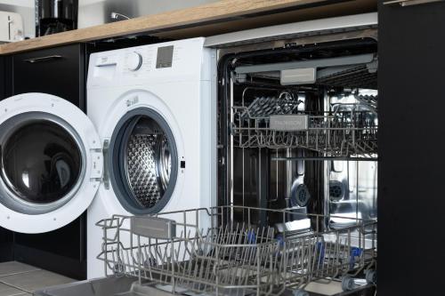- un lave-linge et un sèche-linge dans la buanderie dans l'établissement T2 très bien situé-refait-Balcon aménagé-box clos, à Rennes