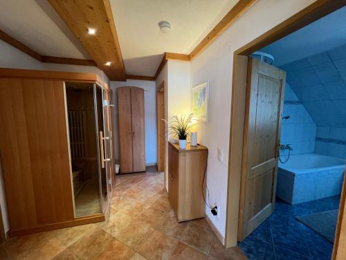 a bathroom with a tub and a toilet and a sink at Ferienwohnung Biohof Laußnitzer in Rennweg in Rennweg