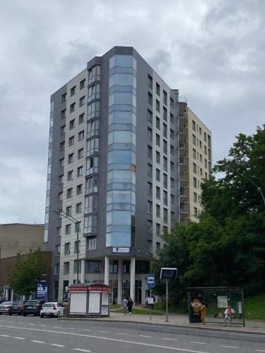 un edificio alto al lado de una calle en Jacuzzi Apartament Old town, en Klaipėda