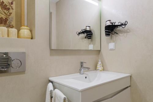 a bathroom with a sink and a mirror at Apartamentos do Mar - Pikis Flat in Funchal