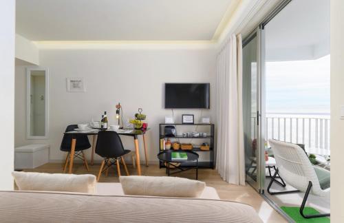 a room with a bed and a table with chairs at Apartamentos do Mar - Pikis Flat in Funchal