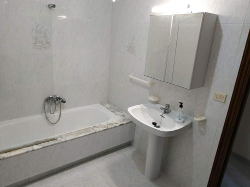 ein weißes Badezimmer mit einem Waschbecken, einer Badewanne und einem Waschbecken in der Unterkunft Piso luminoso con enorme terraza y buenas vistas in Carballo
