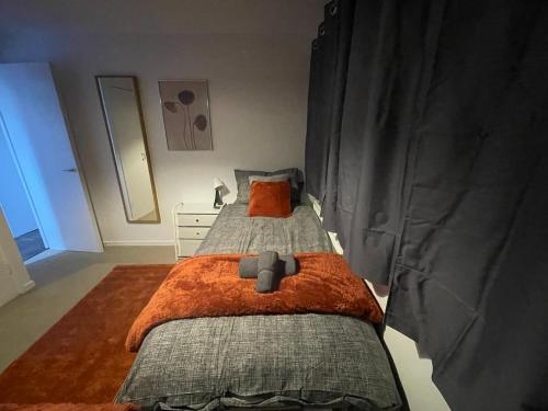 Katil atau katil-katil dalam bilik di Cosy Central MK Apartment Sky Tv Netflix and Free Parking