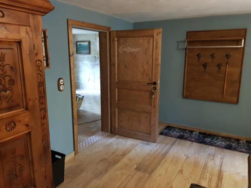 a room with a wooden door and a mirror at Gohrischer Hof Anno 1798 in Kurort Gohrisch