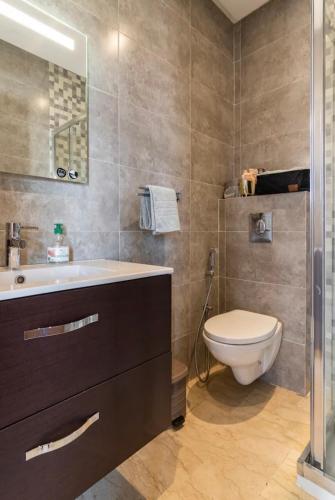 a bathroom with a toilet and a sink at résidence hivernage, couples mariés in Agadir