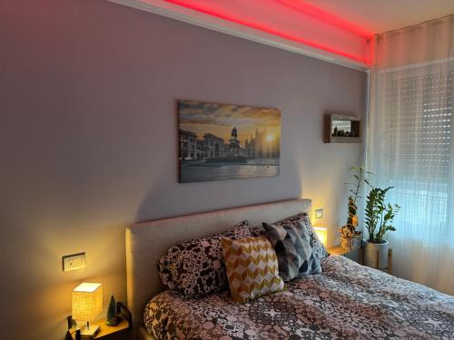 1 dormitorio con 1 cama con techo rojo en Appartamento accogliente vicino stazione, en Desio