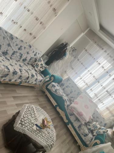 - une chambre avec des lits superposés et un lit bébé dans l'établissement Weltek, à Güllüce