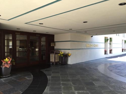 eine Lobby eines Gebäudes mit einem Schild an der Wand in der Unterkunft Mikado Hotel in North Hollywood