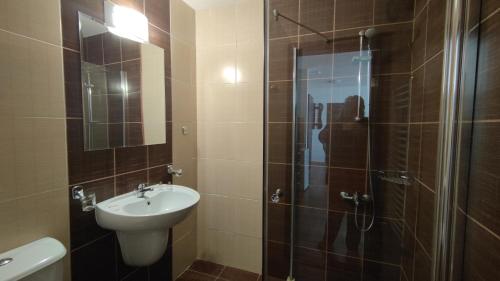 y baño con ducha, lavabo y aseo. en Bansko Ski Apartments in Bansko Royal Towers, en Bansko