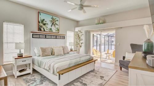 Villa Paradiso في كيب كورال: غرفة نوم مع سرير وغرفة معيشة