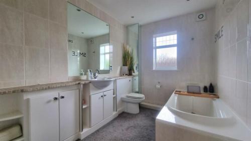 Ένα μπάνιο στο Bluebell House Home in country village. NEC/Stratford/Birmingham