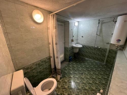 Salle de bains dans l'établissement Guest House Rosenovi