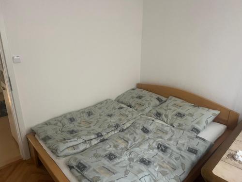uma cama não feita num quarto com dinheiro em Rekreační byt 3+1 em Železná Ruda