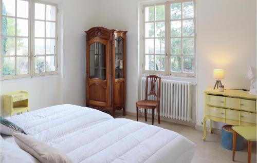 - une chambre avec un lit, une commode et une chaise dans l'établissement Stunning Home In Chamaret With Kitchen, à Chamaret