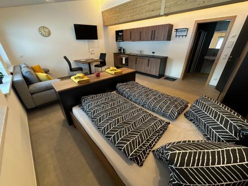uma sala de estar com duas camas e um sofá em DARO living Top 7 em Sankt Margarethen im Lungau