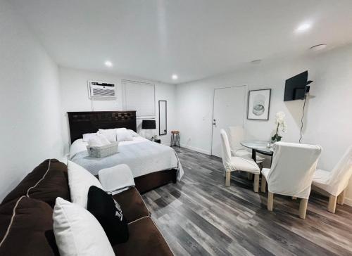 Μια τηλεόραση ή/και κέντρο ψυχαγωγίας στο Lovely Sherman Oaks Studio