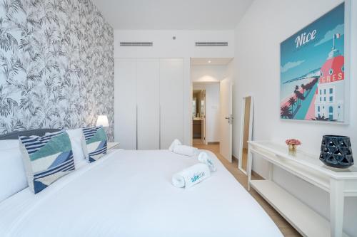 Postel nebo postele na pokoji v ubytování French Riviera Styled Waterfront Flat in Jumeirah