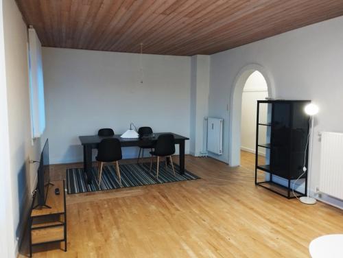 ein Esszimmer mit einem Tisch, Stühlen und einem TV in der Unterkunft (Id022) Strandby Kirkevej 270 1 th in Esbjerg