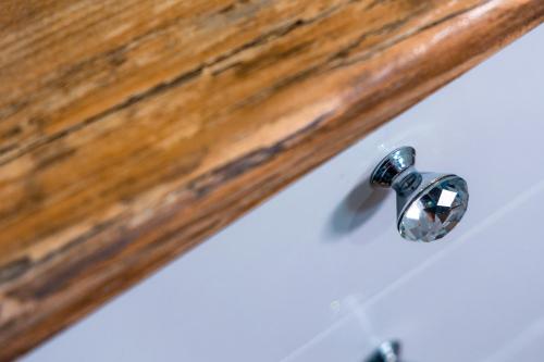 a close up of a door knob on a drawer at Dusznickie Apartamenty Julia in Duszniki Zdrój